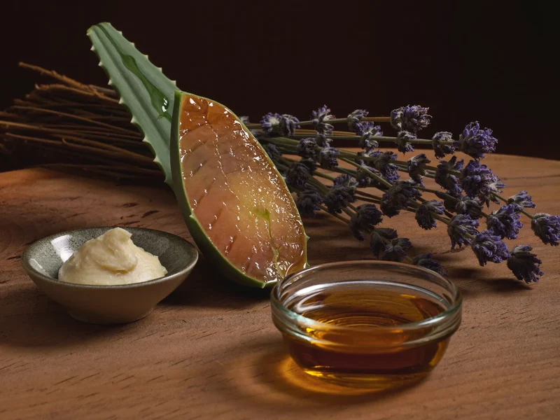 Ingredienti naturali: aloe, lavanda, burro di karité e olio in coppetta di vetro